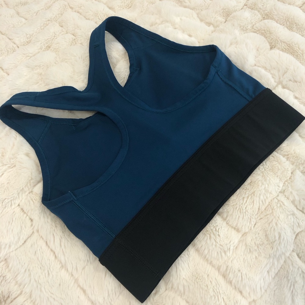 Gently worn Nike Medium bi-colored removable padding racer back sports bra - Picture 2 of 6